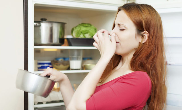 Как очистить холодильник от неприятного запаха?